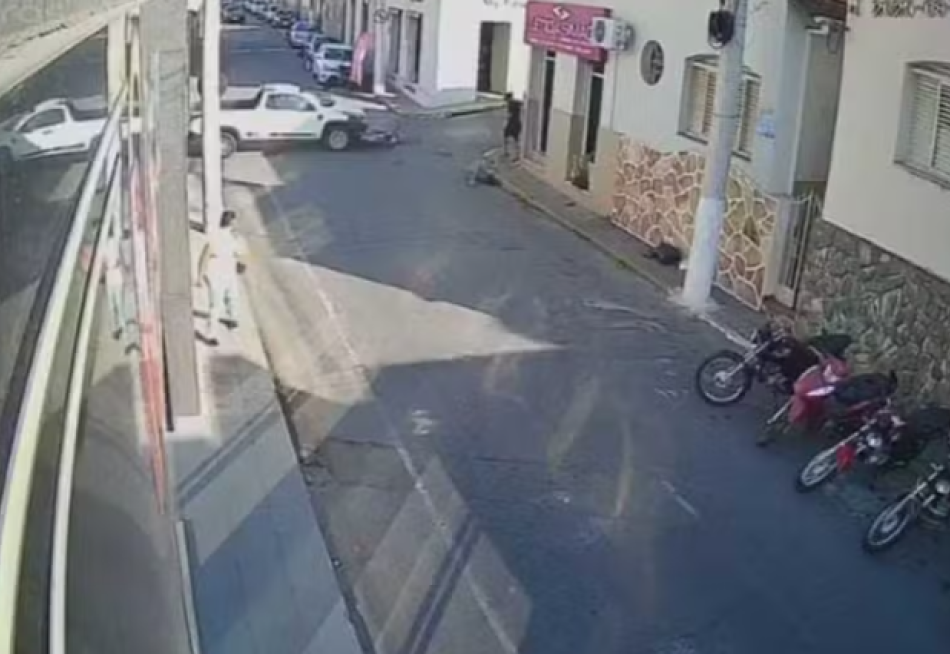 Motociclista é lançado e acaba com a cabeça dentro de bueiro após colisão em cruzamento em MG