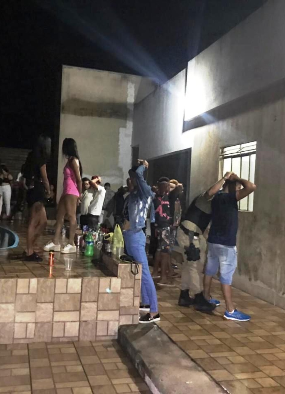Polícia Militar prende duas pessoas e acaba com baile funk que era realizado em um sítio na cidade de Maravilhas