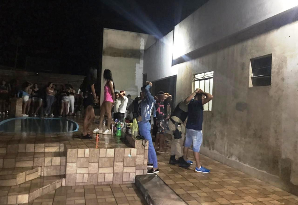 Polícia Militar prende duas pessoas e acaba com baile funk que era realizado em um sítio na cidade de Maravilhas