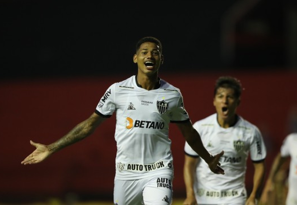 Vitória sobre o Sport combinada com o empate do Fluminense com o Santos garante a vaga do Atlético na fase de grupos da Libertadores
