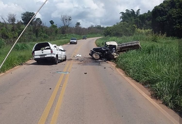 Rapaz de 22 anos morre após colisão frontal entre duas caminhonetes próximo ao bairro Santos Dumont