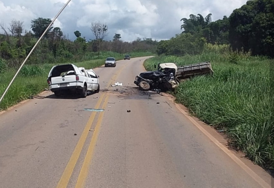 Rapaz de 22 anos morre após colisão frontal entre duas caminhonetes próximo ao bairro Santos Dumont