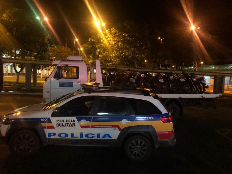 Polícia Militar apreende 14 motos e acaba com evento clandestino no bairro Cores de Minas
