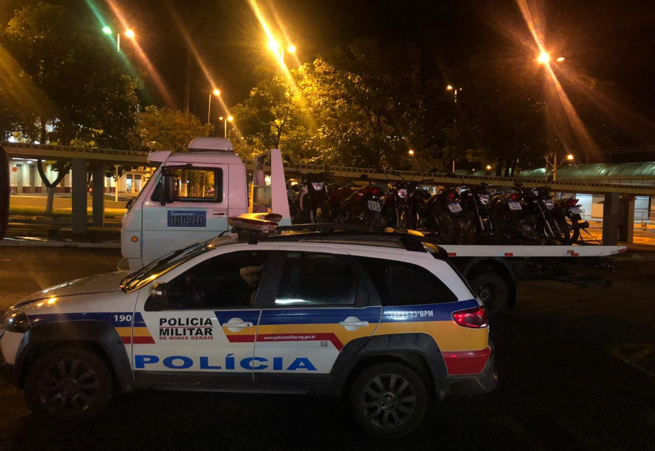 Polícia Militar apreende 14 motos e acaba com evento clandestino no bairro Cores de Minas